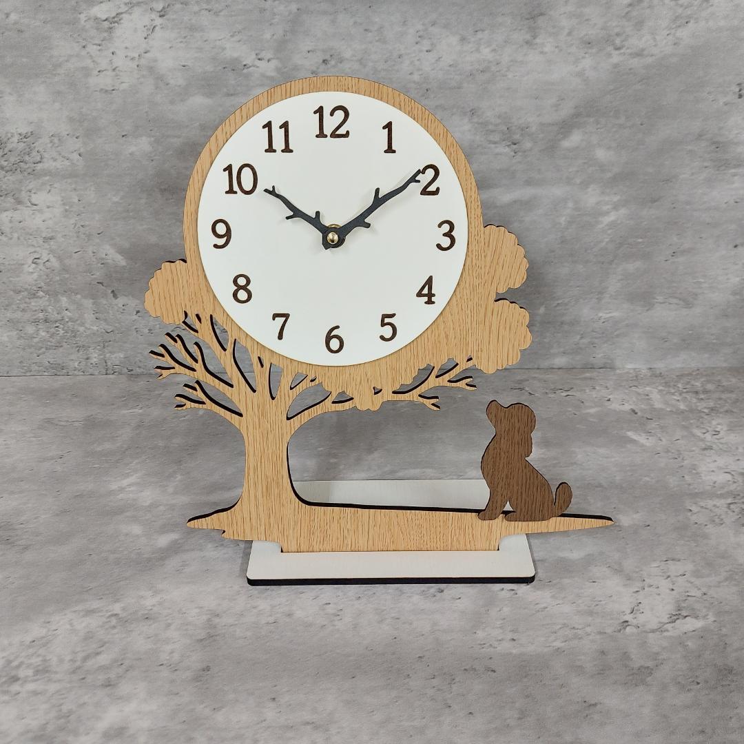 犬種を選べる　木の下で時の流れを見上げるワンちゃんの掛け時計／置時計　　静音