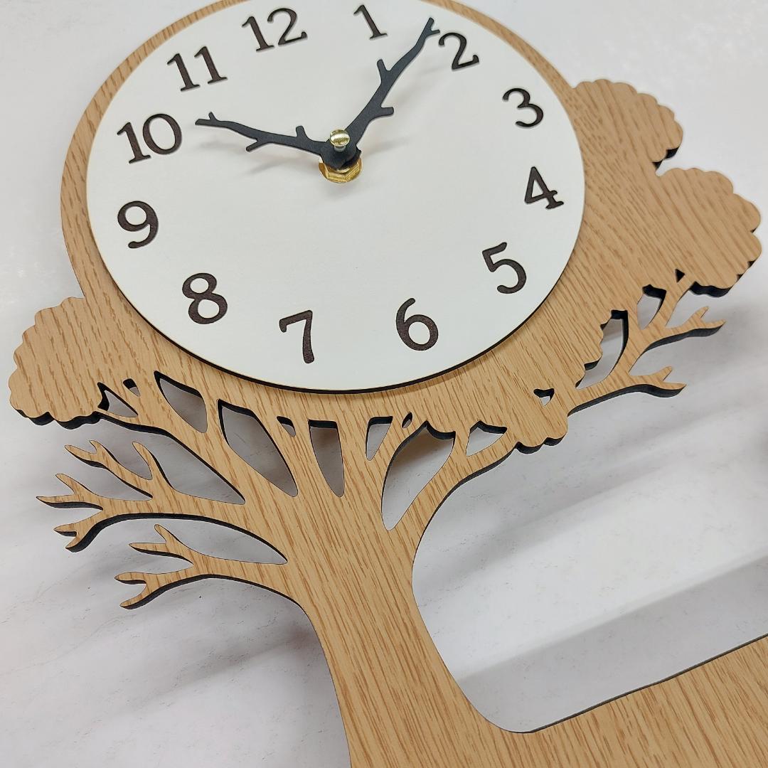 犬種を選べる　木の下で時の流れを見上げるワンちゃんの掛け時計／置時計　　静音