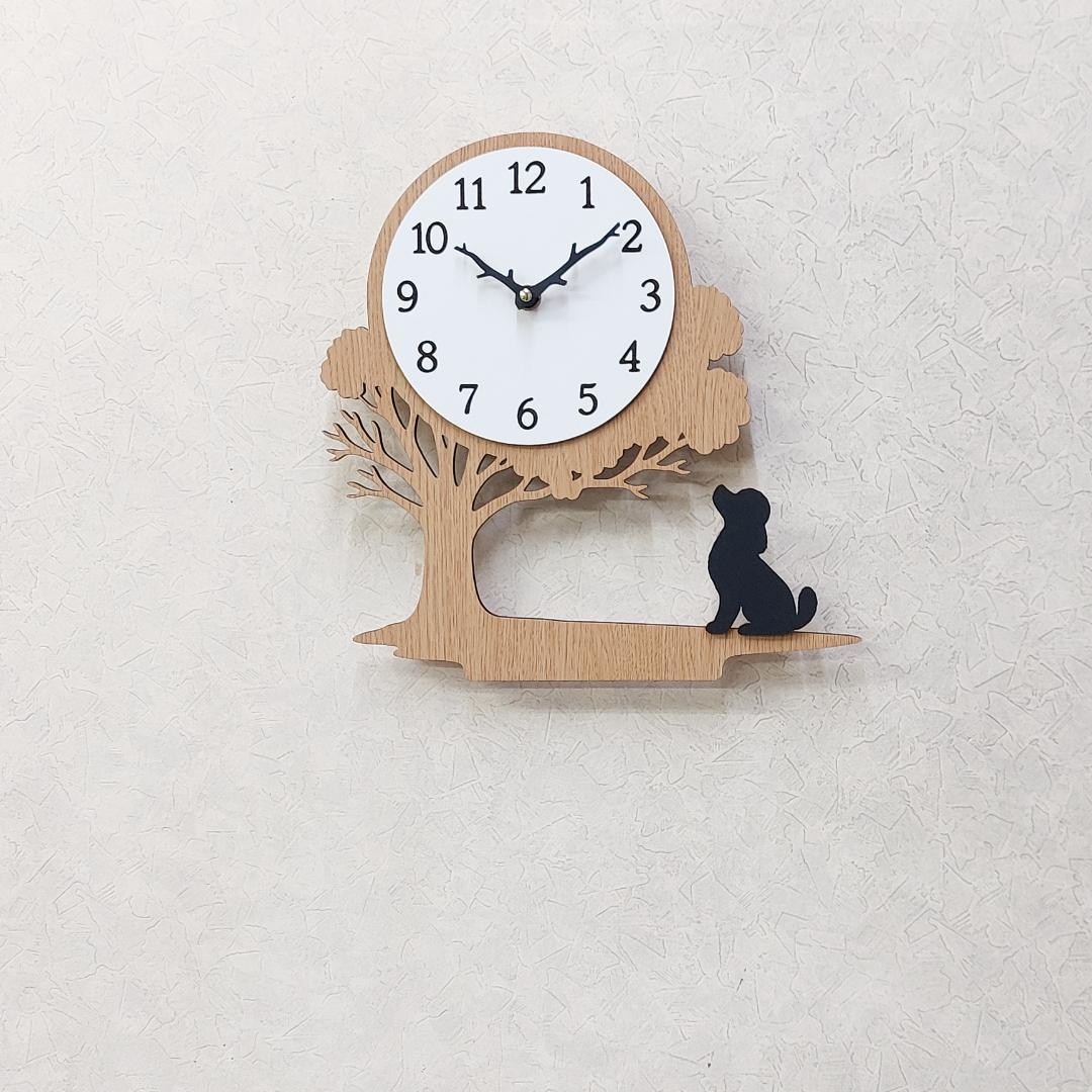 犬種を選べる　木の下で時の流れを見上げるワンちゃんの掛け時計／置時計　　静音