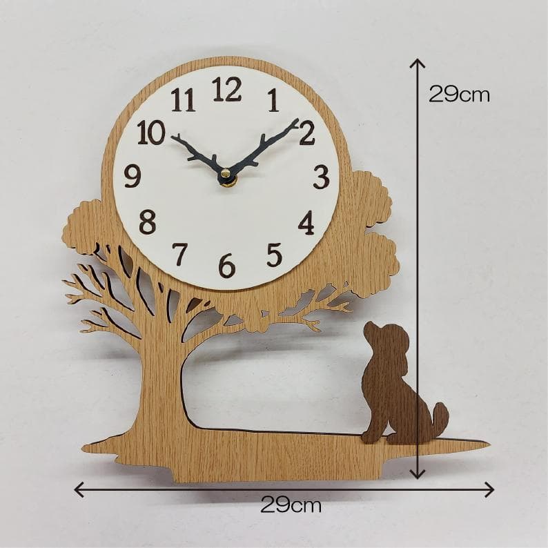 犬種を選べる　木の下で時の流れを見上げるワンちゃんの掛け時計／置時計　　静音