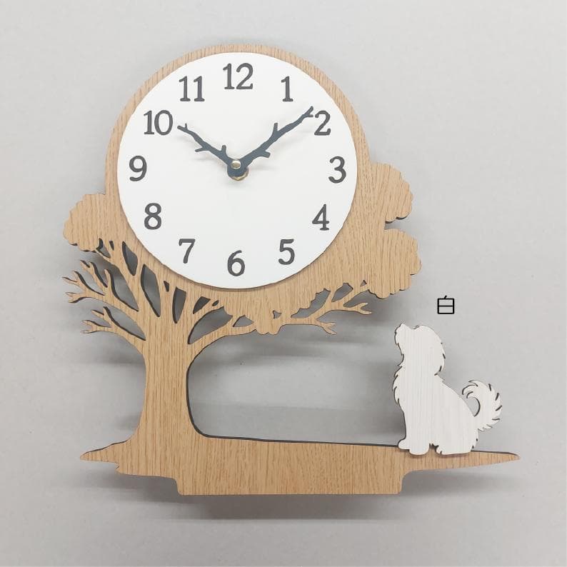 犬種を選べる　木の下で時の流れを見上げるワンちゃんの掛け時計／置時計　　静音