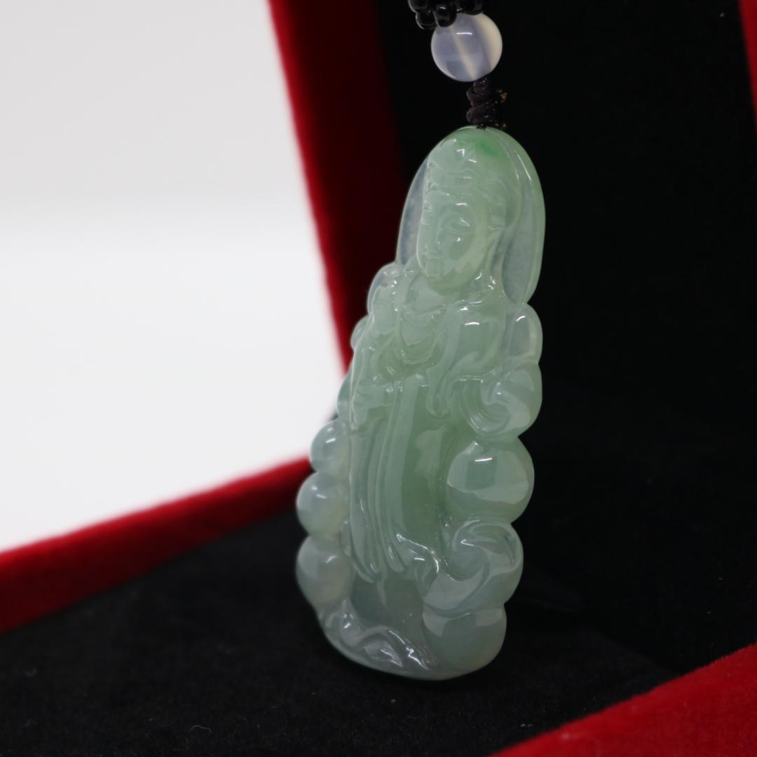 観音菩薩　ミャンマー天然翡翠　ジェイダイト　ペンダントヘッド　A貨　お守り 立像