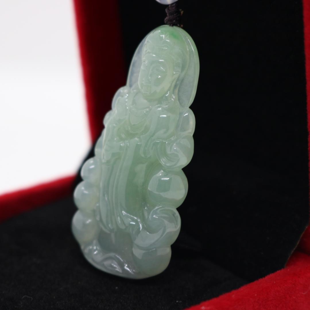 観音菩薩　ミャンマー天然翡翠　ジェイダイト　ペンダントヘッド　A貨　お守り 立像