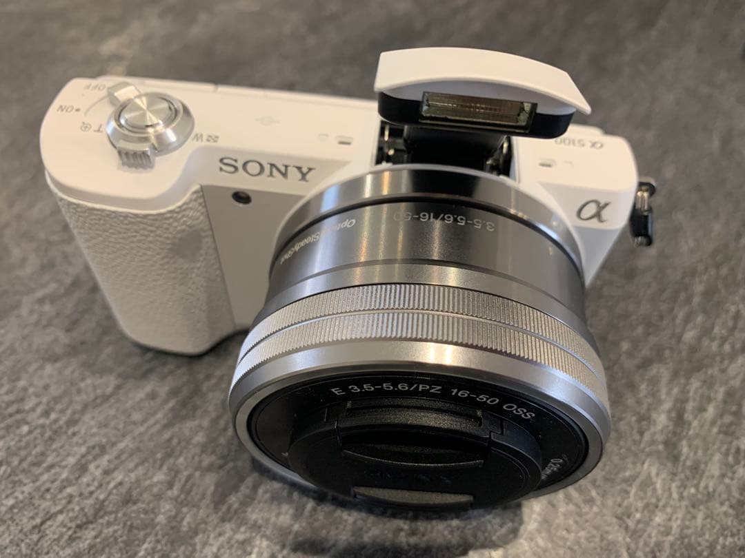 (新品同様) SONY α5100 ホワイト ミラーレス一眼/望遠レンズ付き