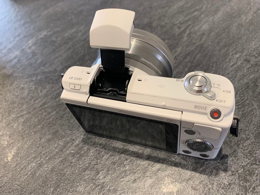 (新品同様) SONY α5100 ホワイト ミラーレス一眼/望遠レンズ付き