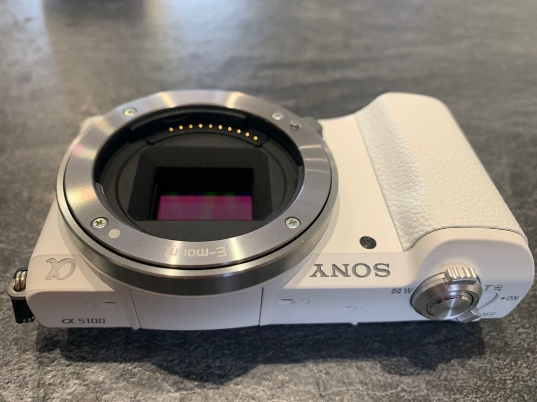 (新品同様) SONY α5100 ホワイト ミラーレス一眼/望遠レンズ付き