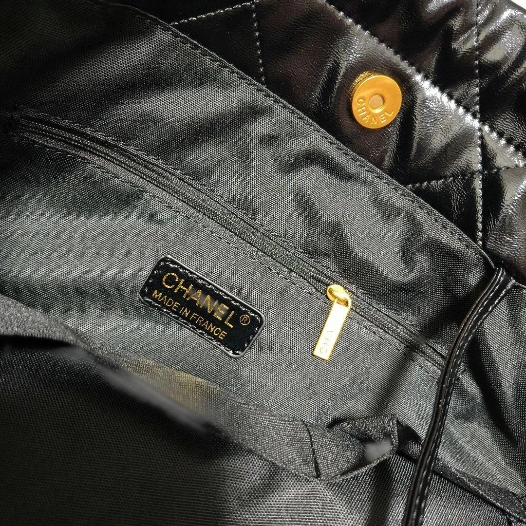 CHANEL ブラック キルティングショルダーバッグポーチ付