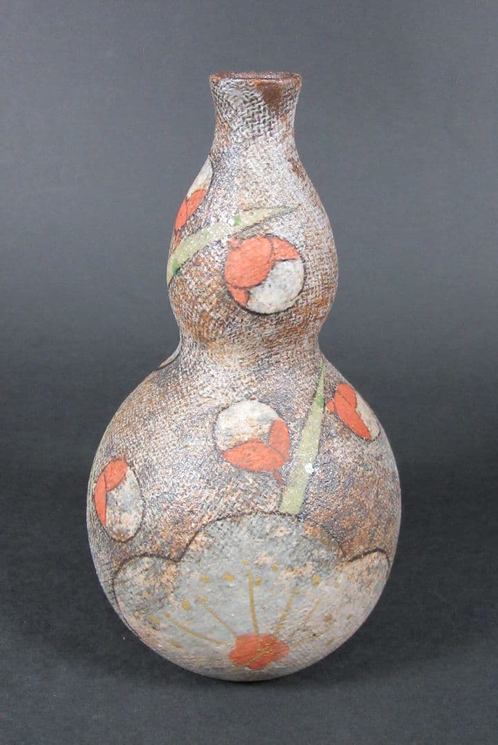 【伊藤東彦】（師）藤本能道！松井康成！。布目白梅文徳利（共箱、共布、栞コピー）。