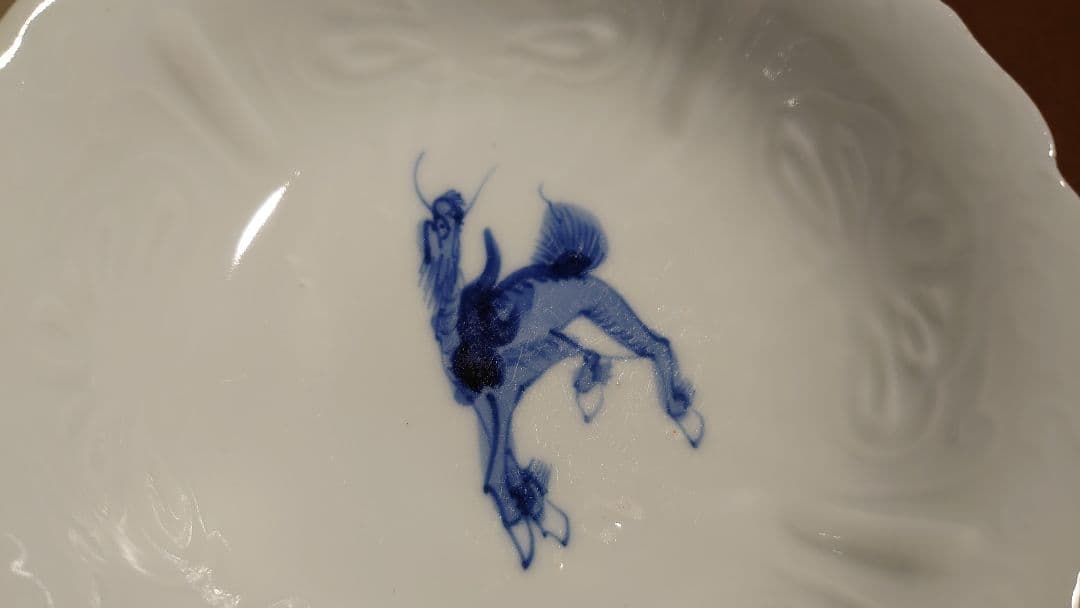 李朝　染付　古染付　白磁　麒麟の図　陽刻　蔵出し　１客