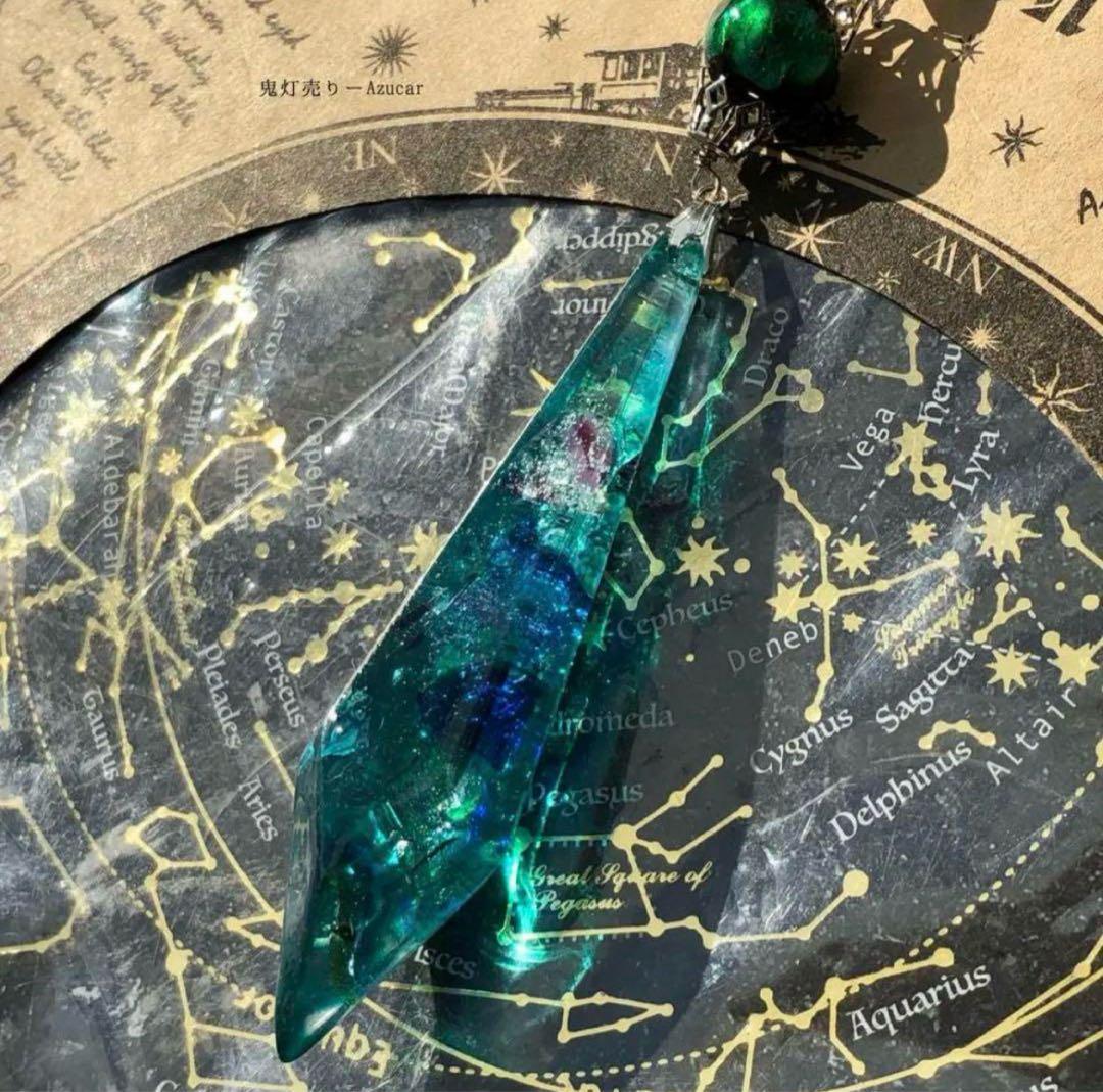 エメラルドのステンドグラス　ガラスのようなペンデュラムネックレス　蛍ガラス