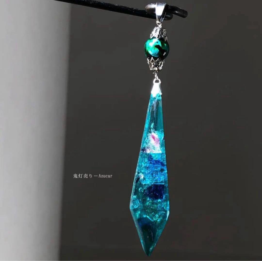 エメラルドのステンドグラス　ガラスのようなペンデュラムネックレス　蛍ガラス