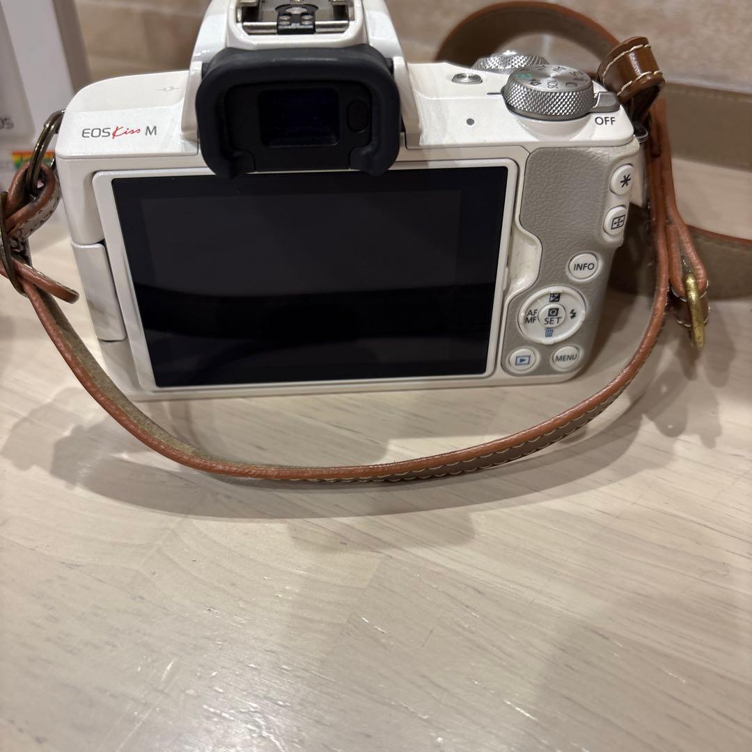 Canon EOS Kiss M ホワイト ダブルレンズキット wi-fi付き