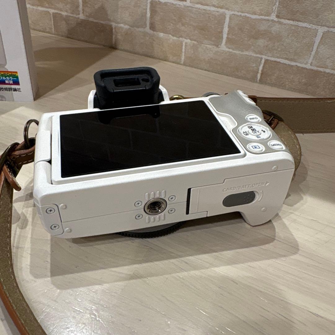 Canon EOS Kiss M ホワイト ダブルレンズキット wi-fi付き