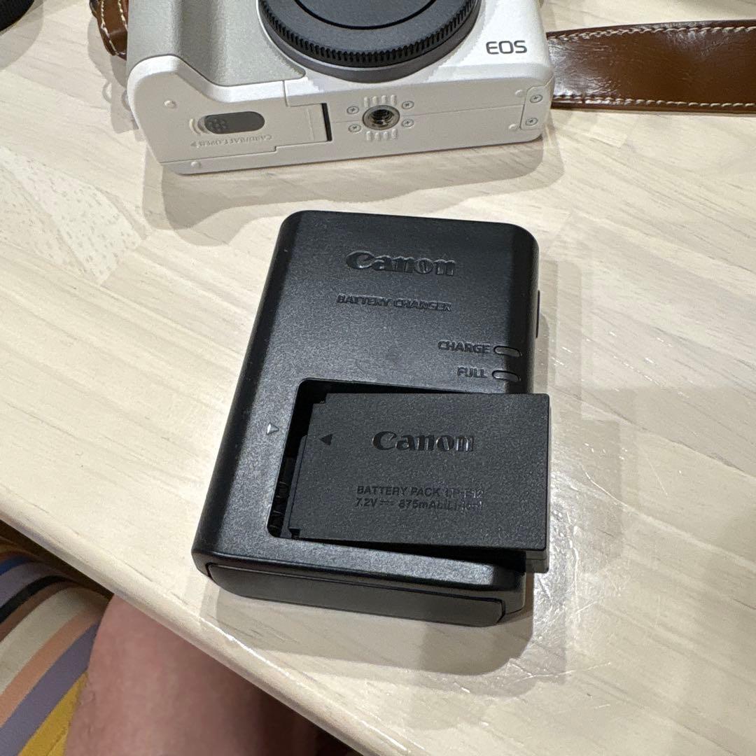 Canon EOS Kiss M ホワイト ダブルレンズキット wi-fi付き