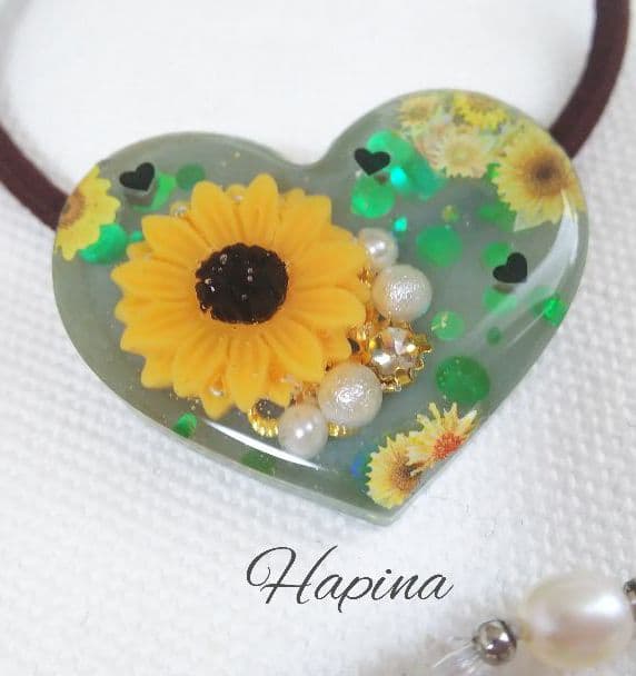 グリーンのひまわりハートレジンヘアゴム