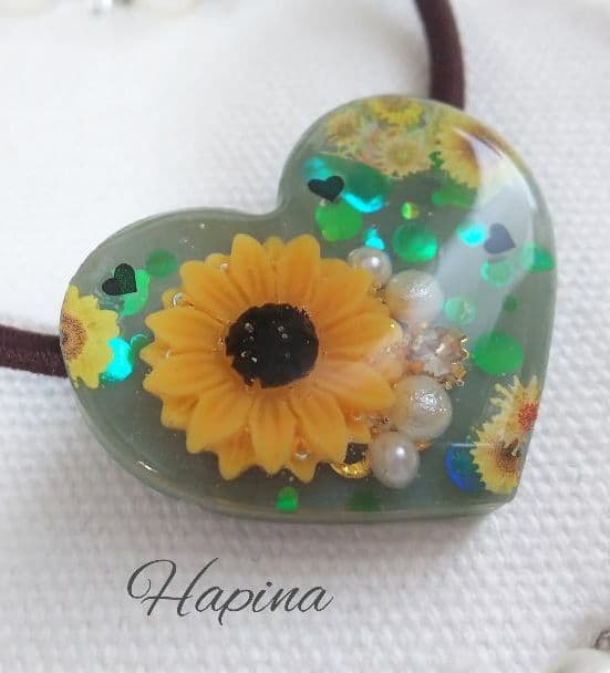 グリーンのひまわりハートレジンヘアゴム