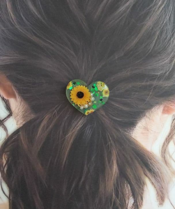 グリーンのひまわりハートレジンヘアゴム