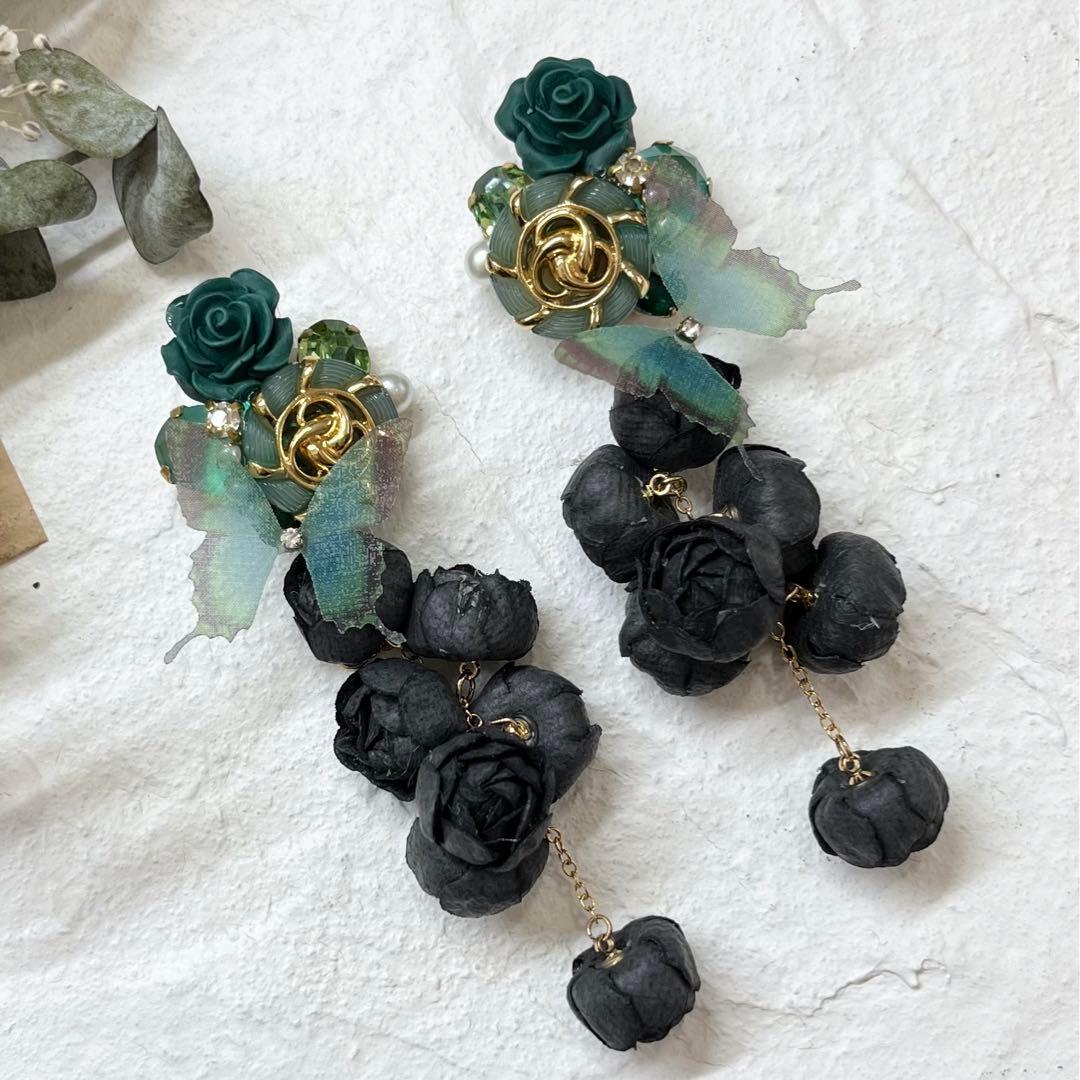 67 ブラック薔薇とボタンカボション　ハンドメイド　ピアスorイヤリング