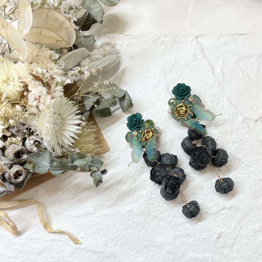 67 ブラック薔薇とボタンカボション　ハンドメイド　ピアスorイヤリング