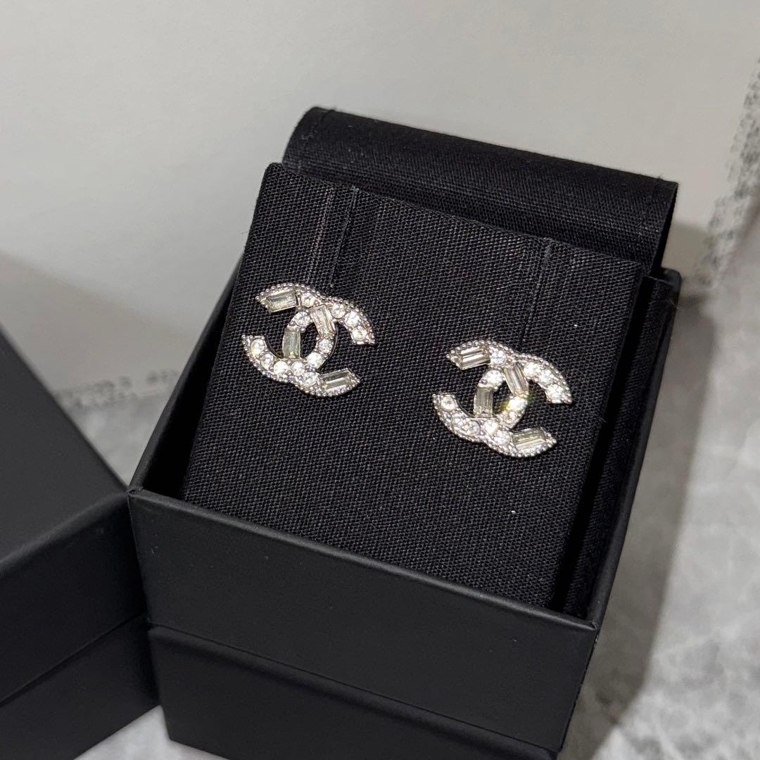 CHANEL♡CCロゴキラキラストーンシルバーピアス