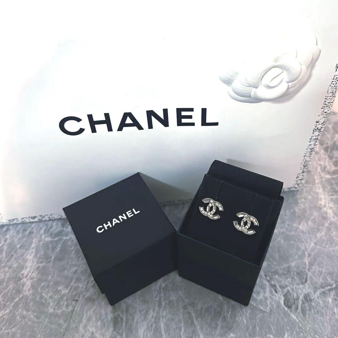 CHANEL♡CCロゴキラキラストーンシルバーピアス
