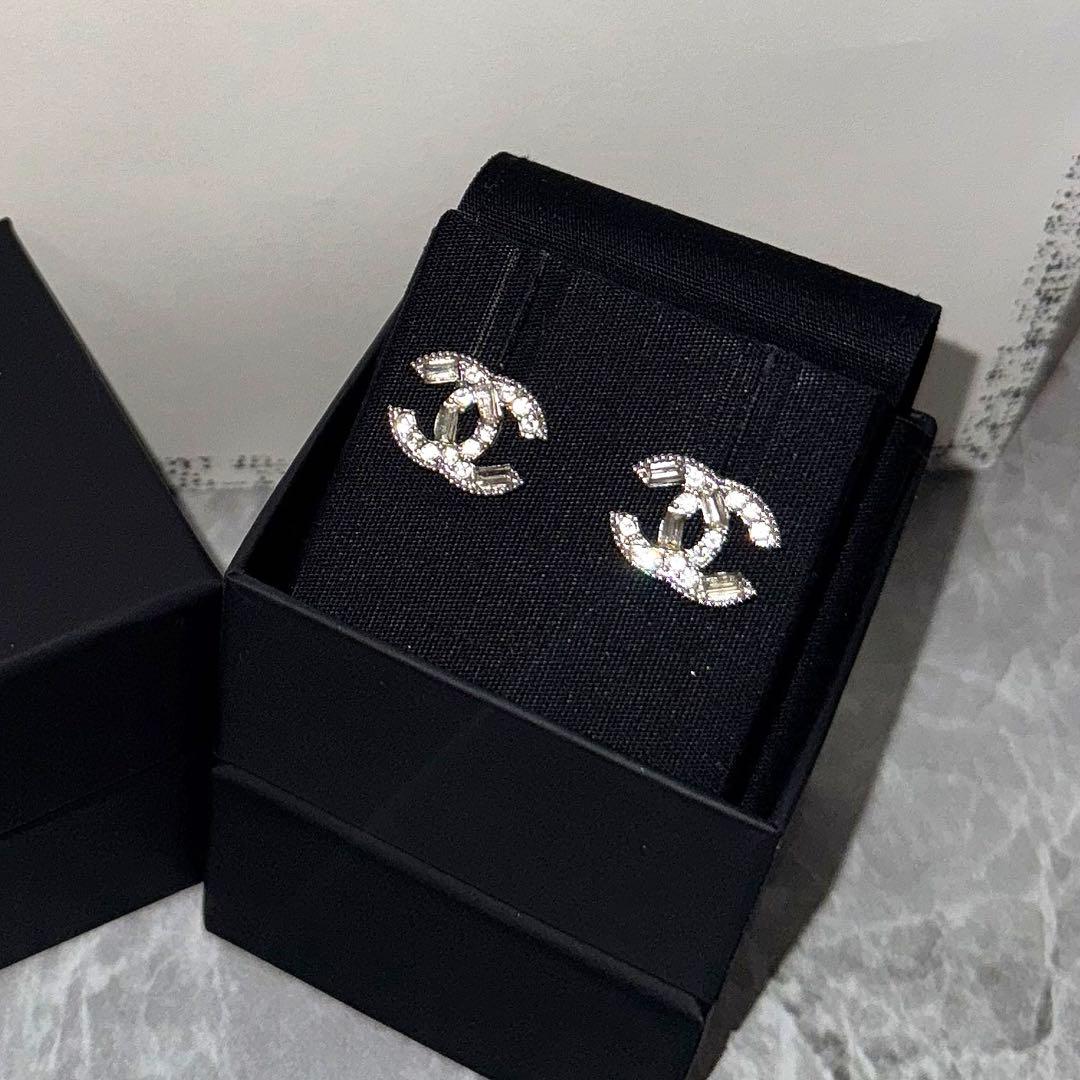 CHANEL♡CCロゴキラキラストーンシルバーピアス