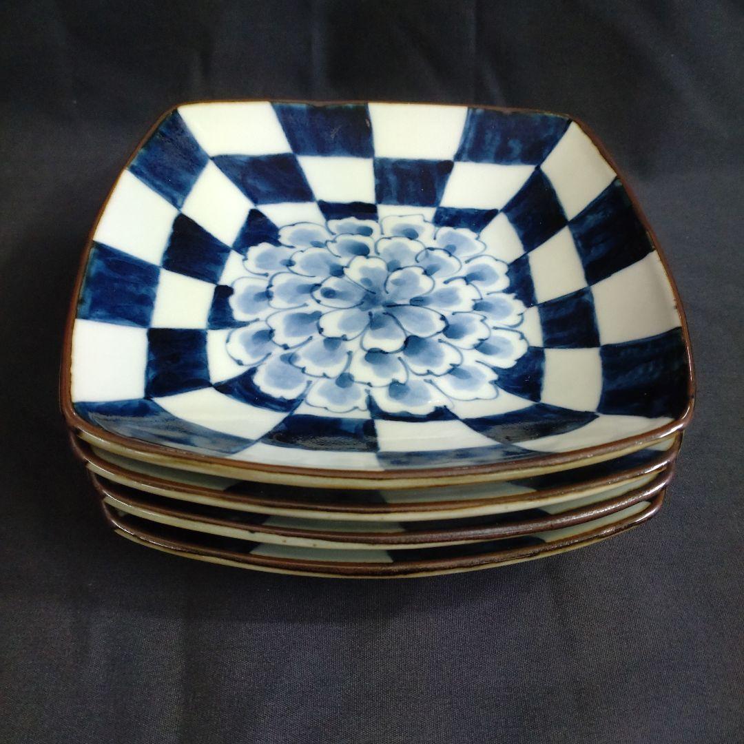 特価品、波佐見焼、花弁市松紋【赤】 ８寸角盛り皿