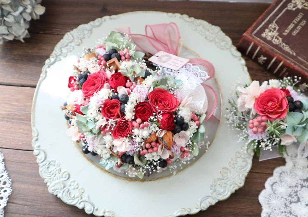 ドライフラワーꕤ︎︎スプレーバラと秋色紫陽花ꕤ︎︎お花いっぱい花籠リースꕤ︎︎