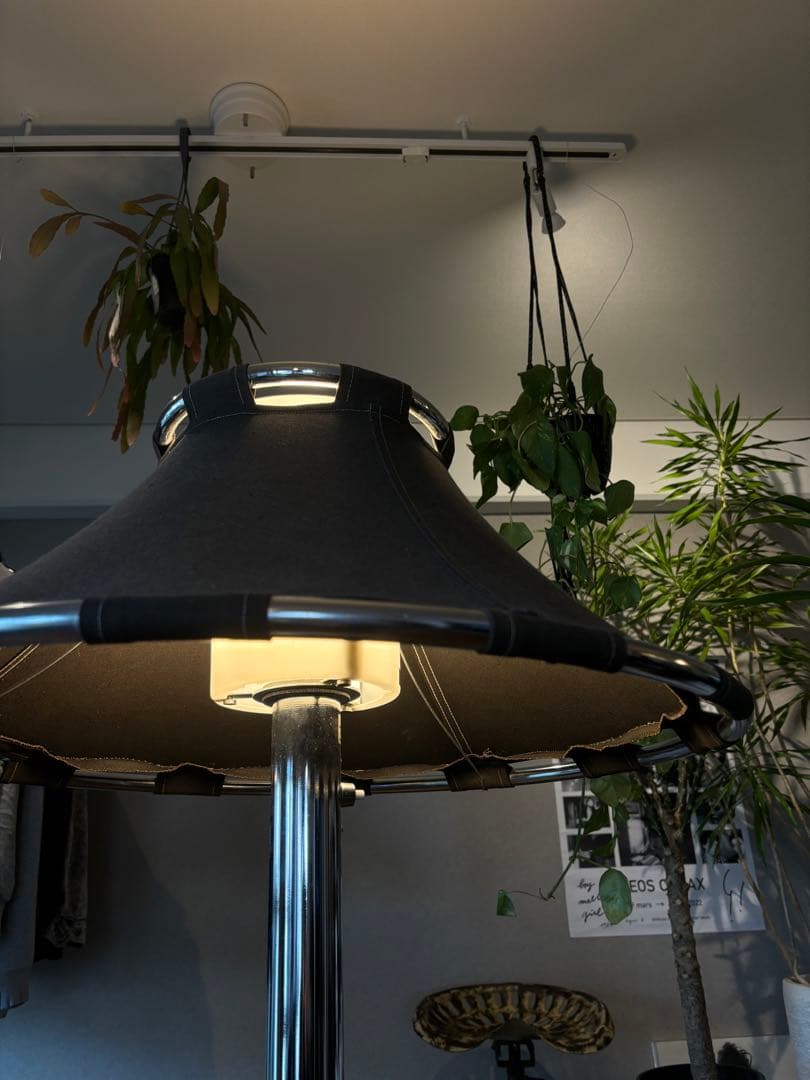 Anna Ehrner （アンナ・エーネル）クロームのフロアランプ