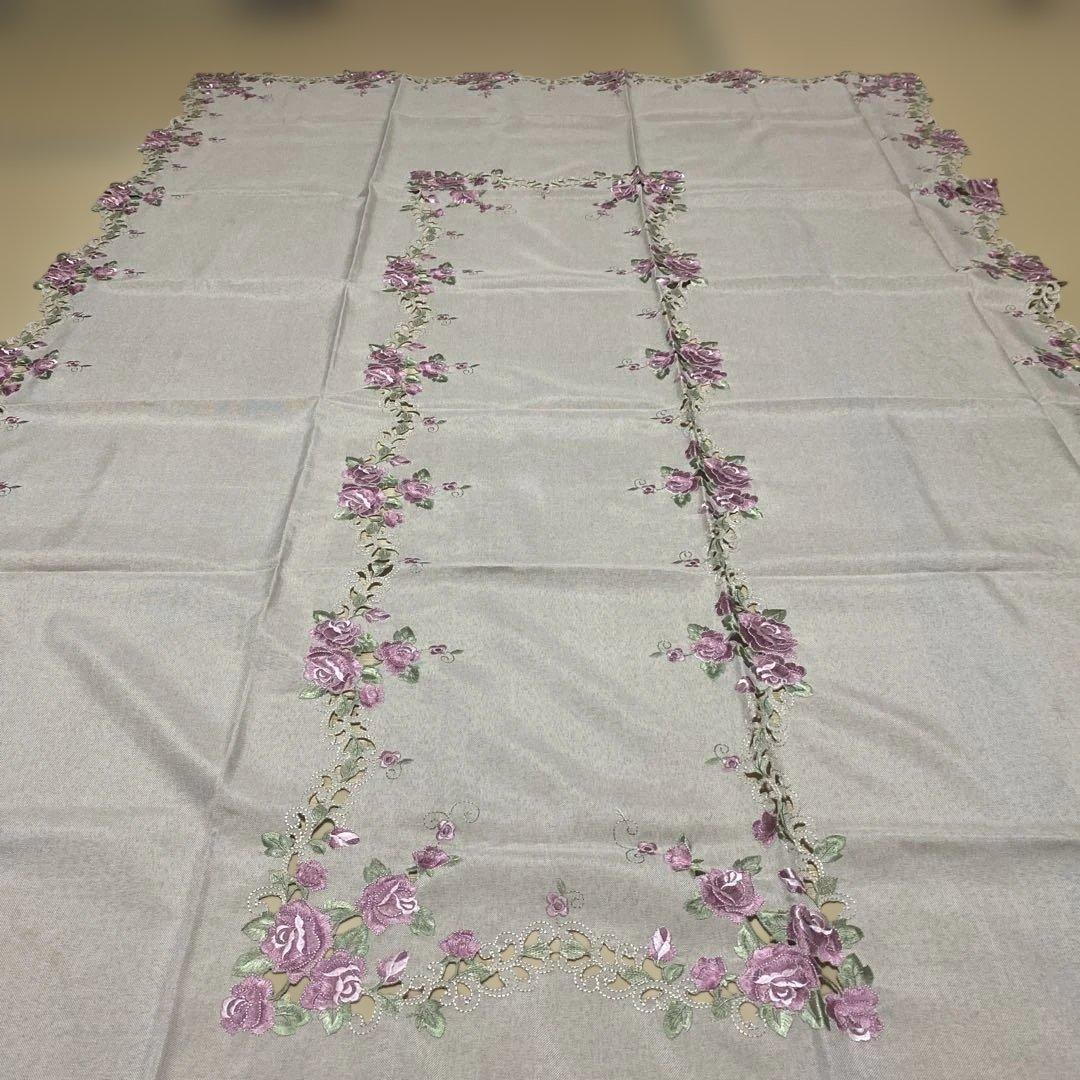 新品未使用　薔薇柄刺繍テーブルクロス 大判　130cm✖️215cm