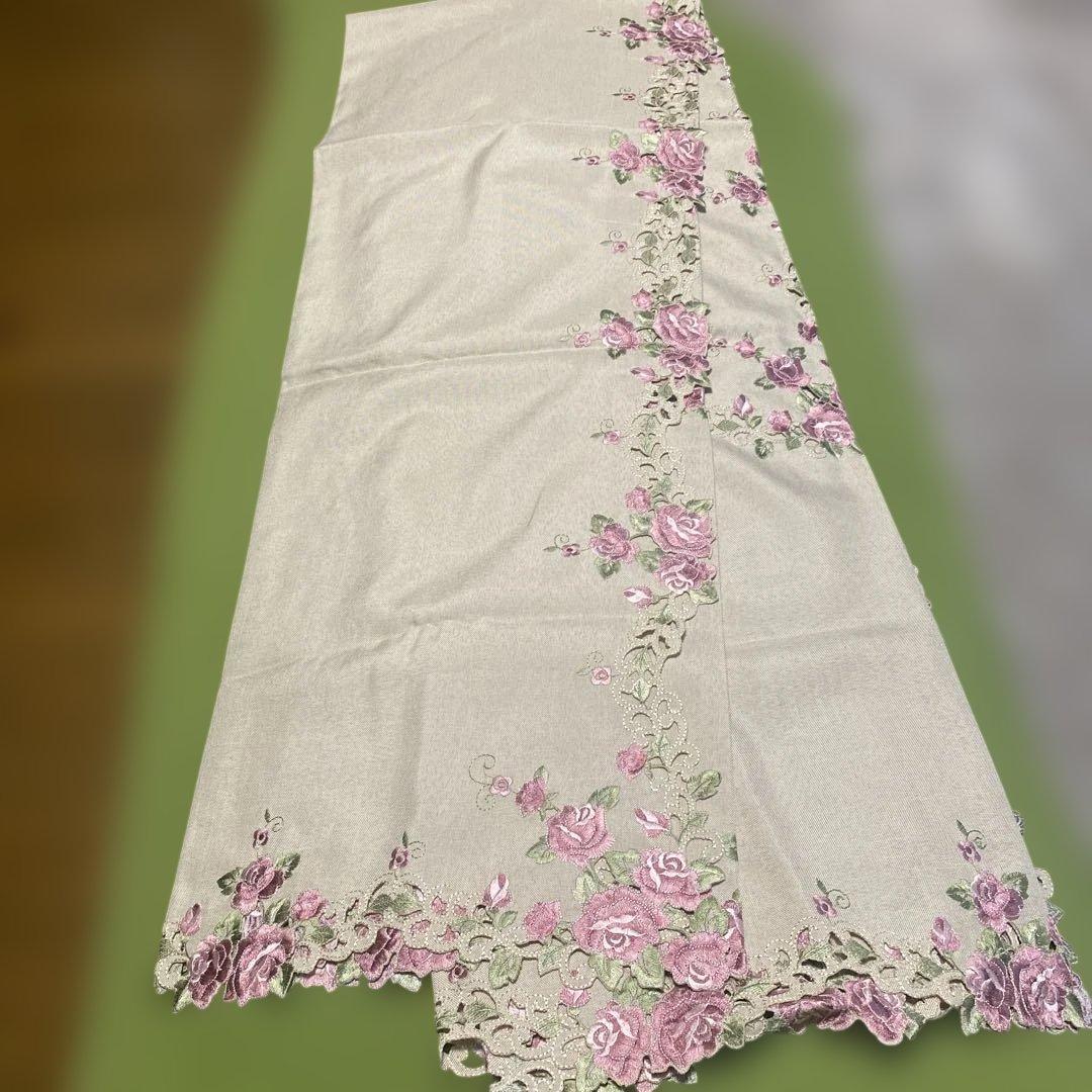 新品未使用　薔薇柄刺繍テーブルクロス 大判　130cm✖️215cm