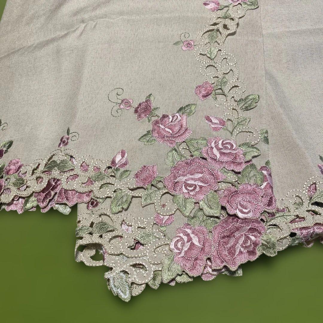 新品未使用　薔薇柄刺繍テーブルクロス 大判　130cm✖️215cm