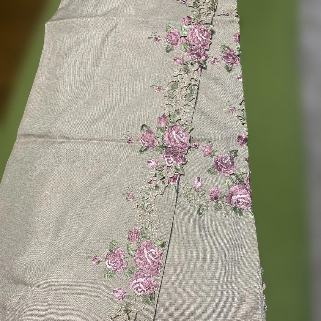 新品未使用　薔薇柄刺繍テーブルクロス 大判　130cm✖️215cm