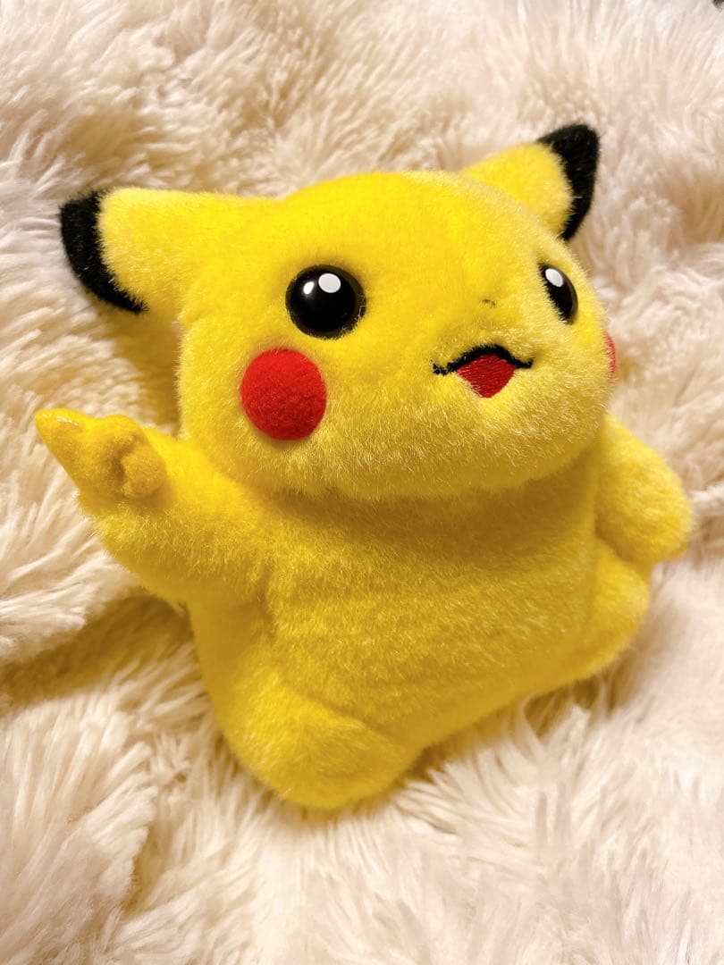 TOMY ギフトボックス　初期　ピカチュウ ピース　ぬいぐるみ