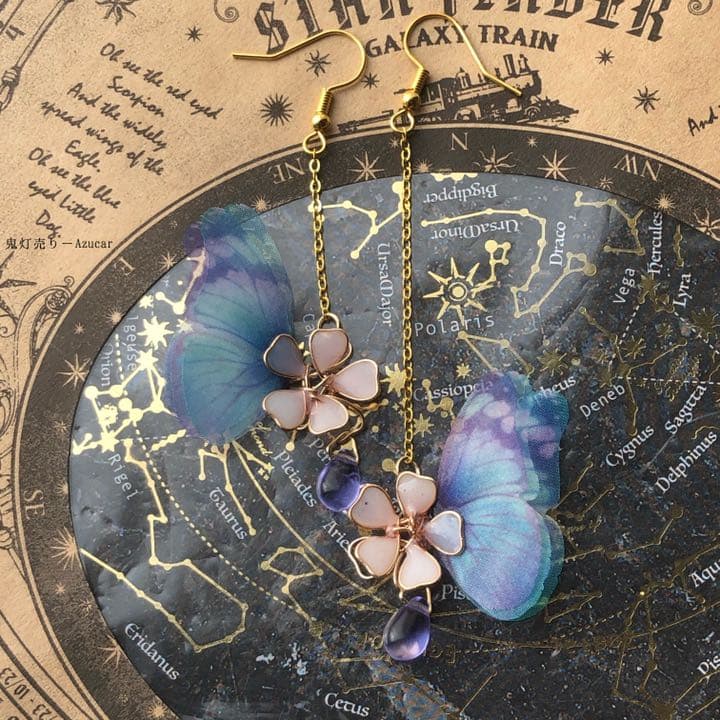 桜と遊ぶ蝶々　ディップアート調　さくら　蝶々　カラーチェンジ雫　ピアス