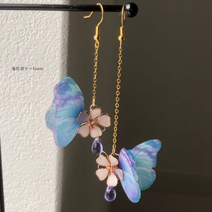 桜と遊ぶ蝶々　ディップアート調　さくら　蝶々　カラーチェンジ雫　ピアス