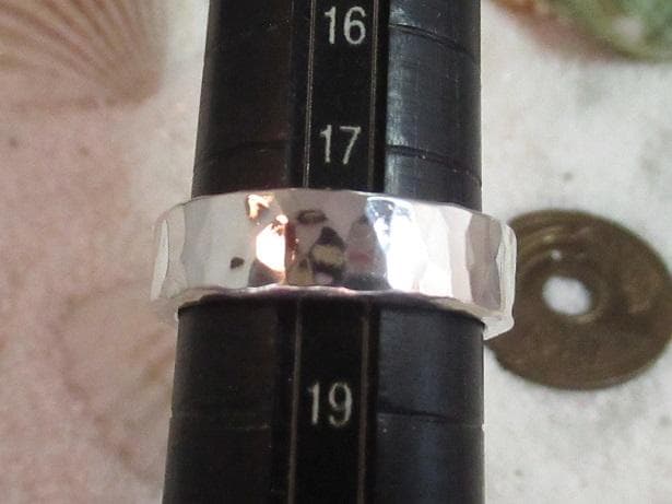 ★手作り★シルバー９５０槌目柄平打ちリング１８号