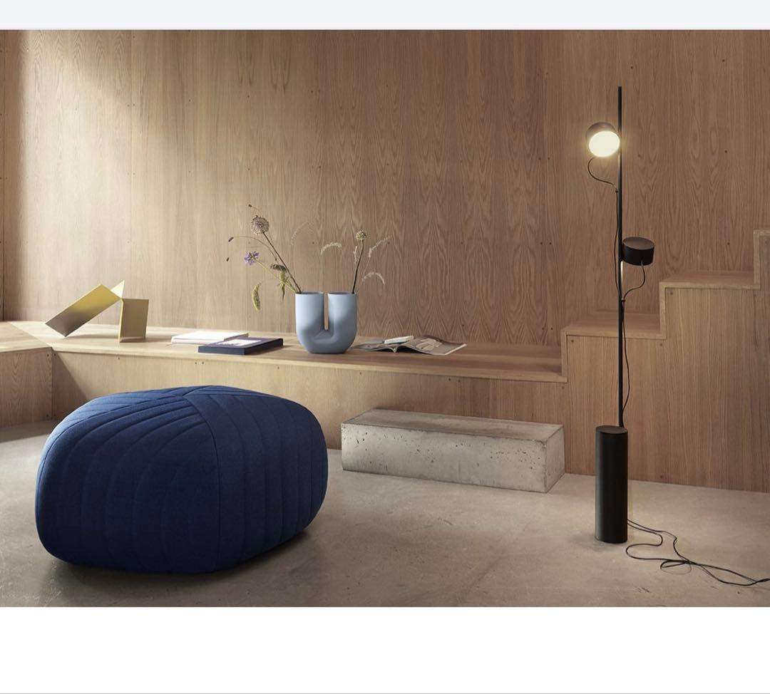 Muuto ポストフロアランプ　Post floor lamp black