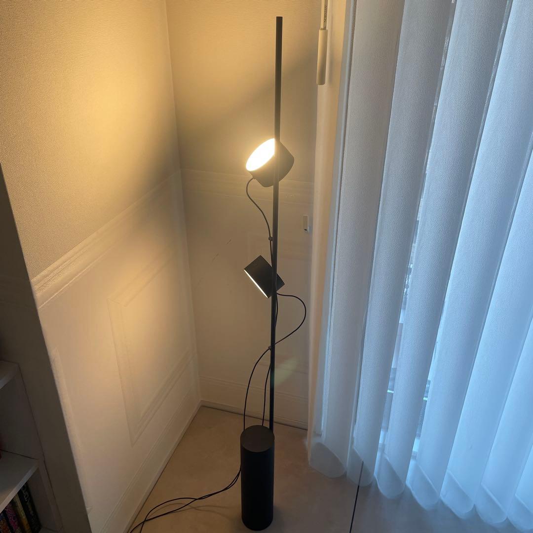 Muuto ポストフロアランプ　Post floor lamp black