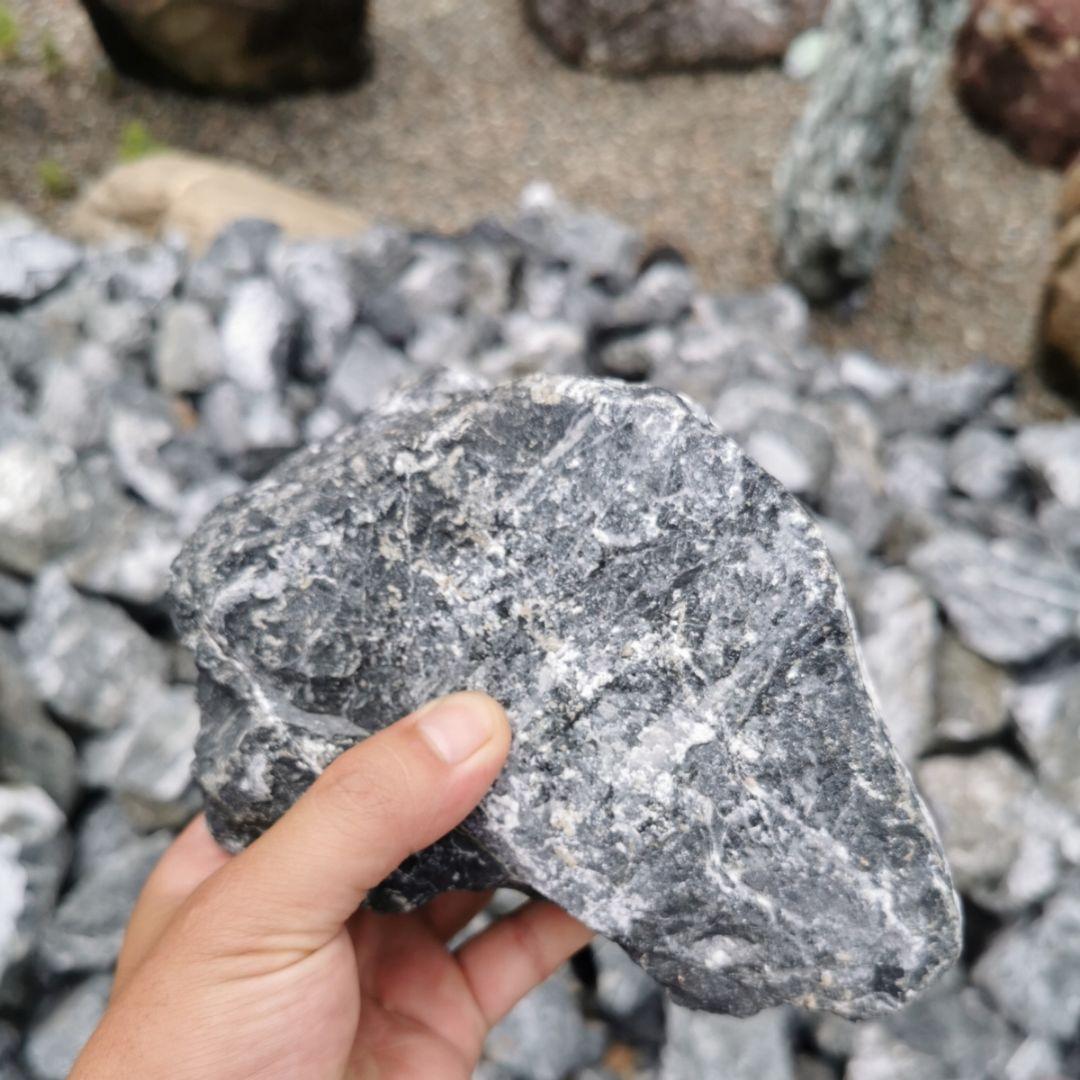 秩父産グレーストーン　1000キロ　庭石　石　鑑賞石　庭　ガーデニング