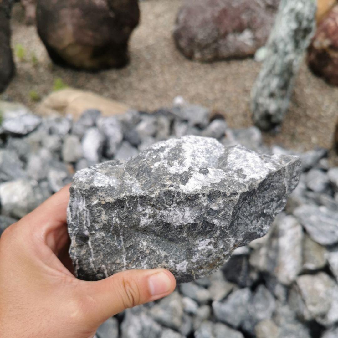 秩父産グレーストーン　1000キロ　庭石　石　鑑賞石　庭　ガーデニング