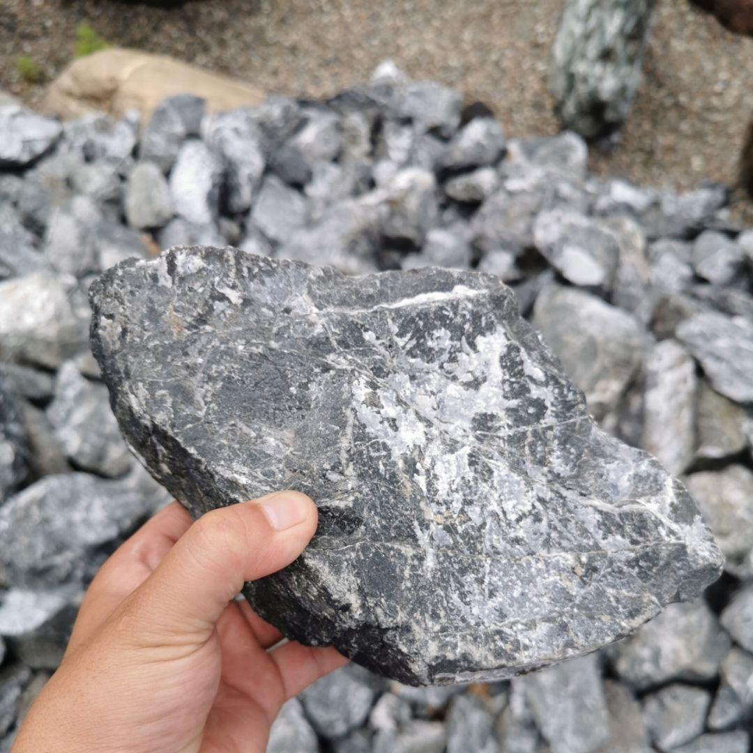 秩父産グレーストーン　1000キロ　庭石　石　鑑賞石　庭　ガーデニング