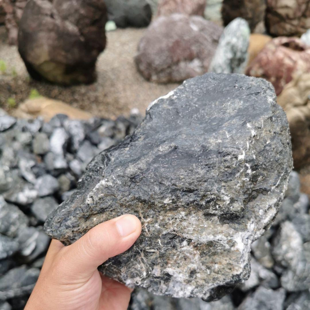 秩父産グレーストーン　1000キロ　庭石　石　鑑賞石　庭　ガーデニング