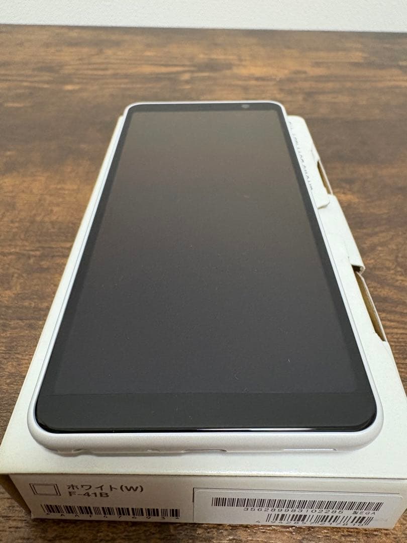 スマートフォン　arrows F-41B 白　未使用品