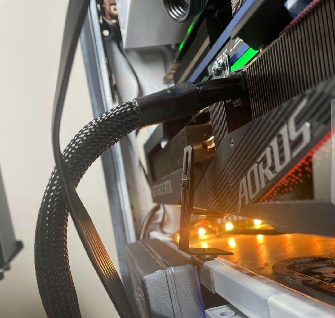 AORUS GeForce RTX 4090 MASTER(支え棒必須)