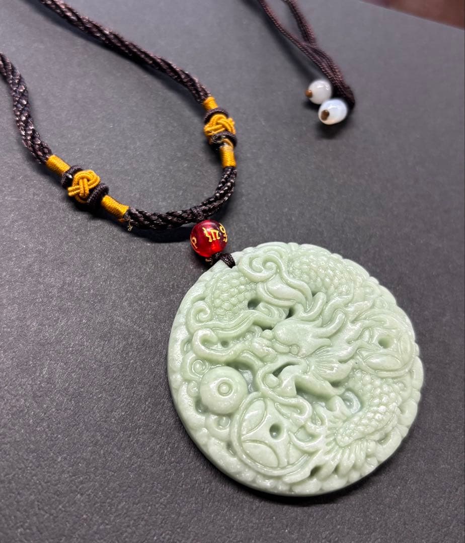 天然サーペンティン 龍神ペンダント（天然 岫玉石）日本国内宝石鑑別書付き