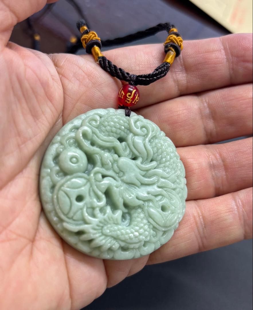 天然サーペンティン 龍神ペンダント（天然 岫玉石）日本国内宝石鑑別書付き
