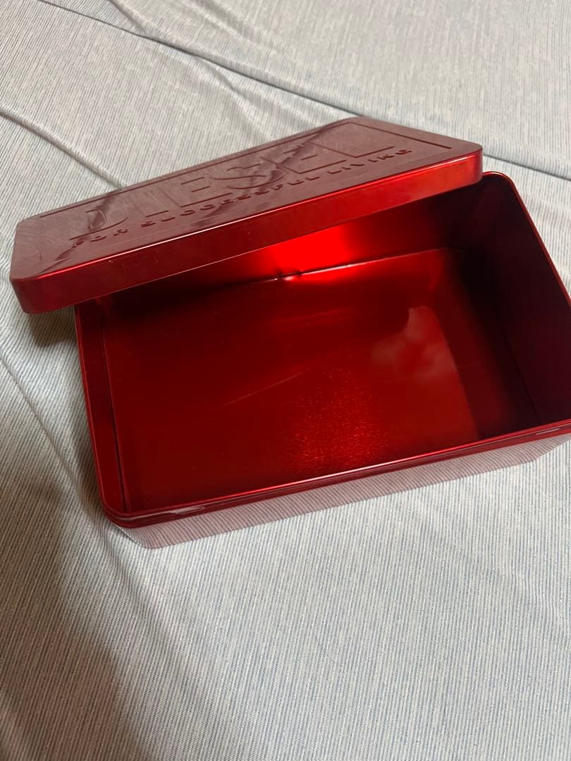 DIESEL Specialロゴ入り赤い金属ボックス