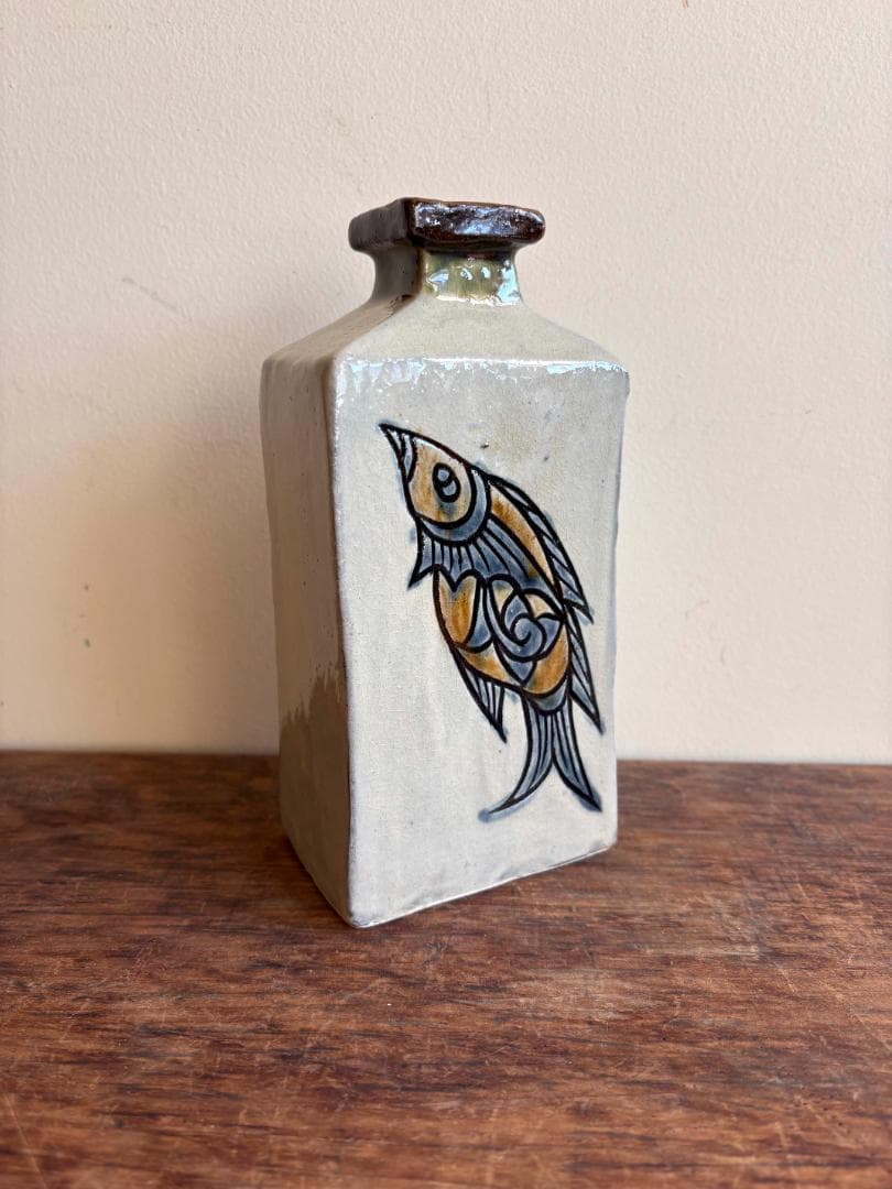 壺屋焼　古作　金城敏男作　海老魚紋彫　花器　希小品　金城次郎長男