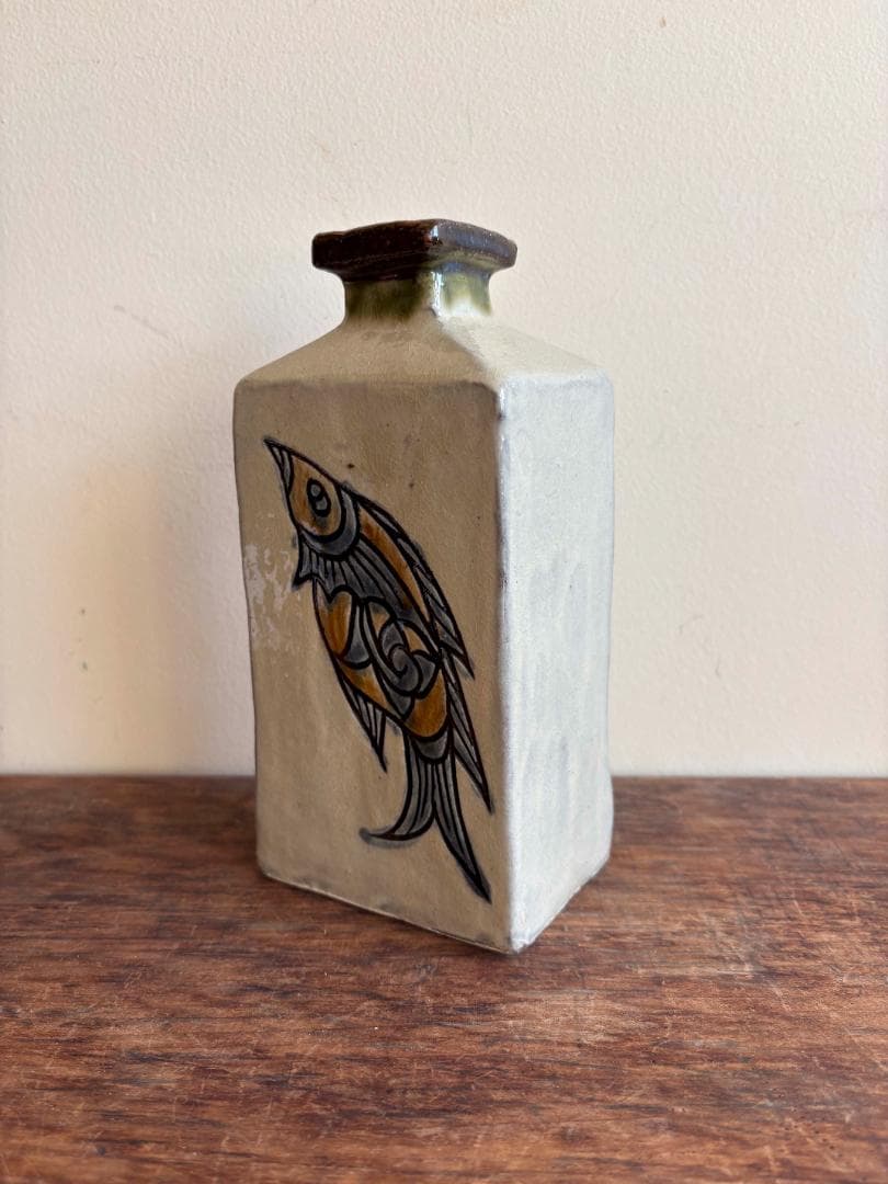 壺屋焼　古作　金城敏男作　海老魚紋彫　花器　希小品　金城次郎長男